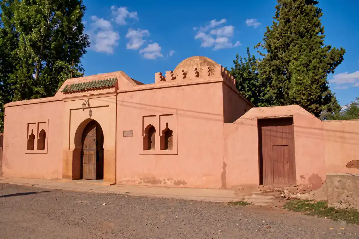 Abdel-Jalil-bnou-Wayhlan-aghmat Vue du mausolée de Sidi Abdeljalil Bnou Ouayhlan à Aghmat, site historique médiéval au pied du Haut Atlas.