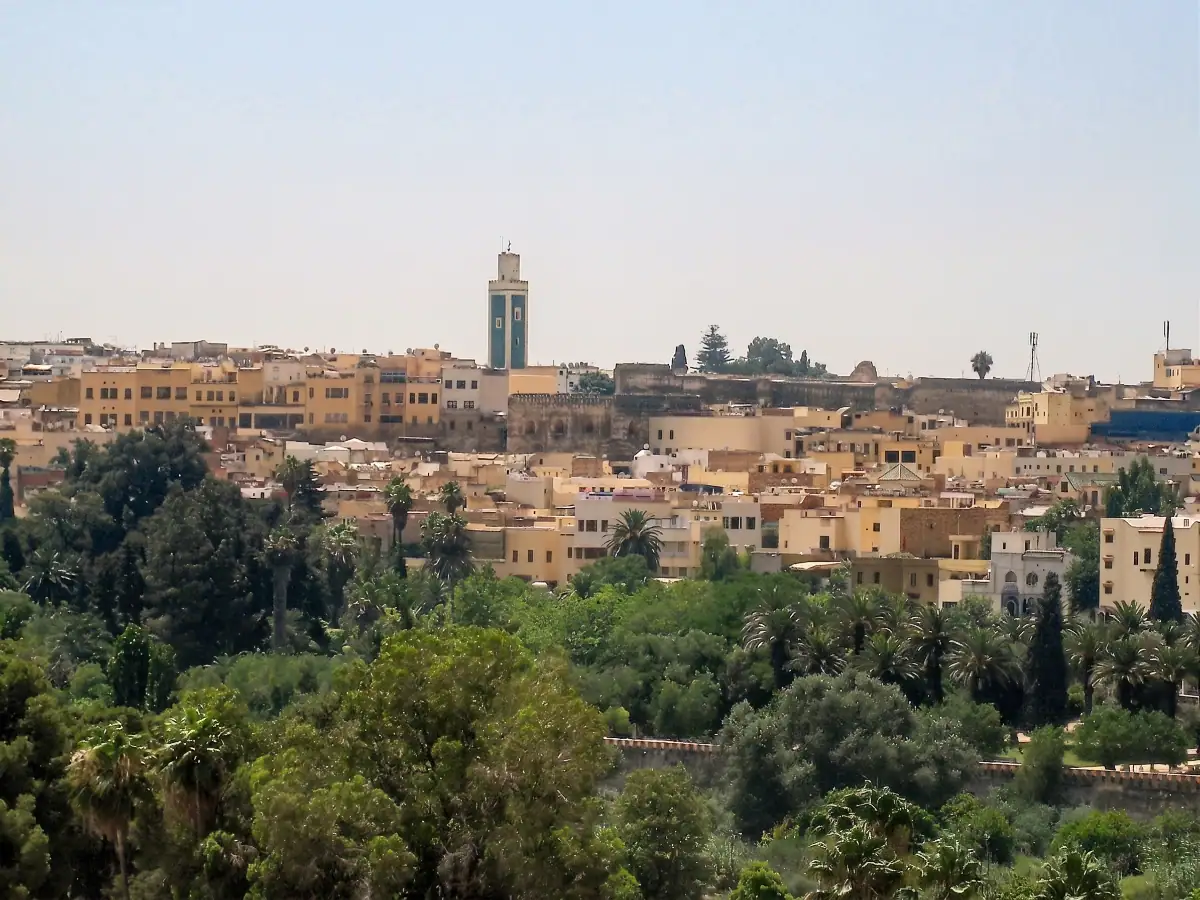 Entrée principale du mausolée de Cheikh al-Kamil Sidi Mhamed el Hadi ben Aïssa à Meknès, avec son architecture traditionnelle, ses portes sculptées et ses motifs de zelliges verts.