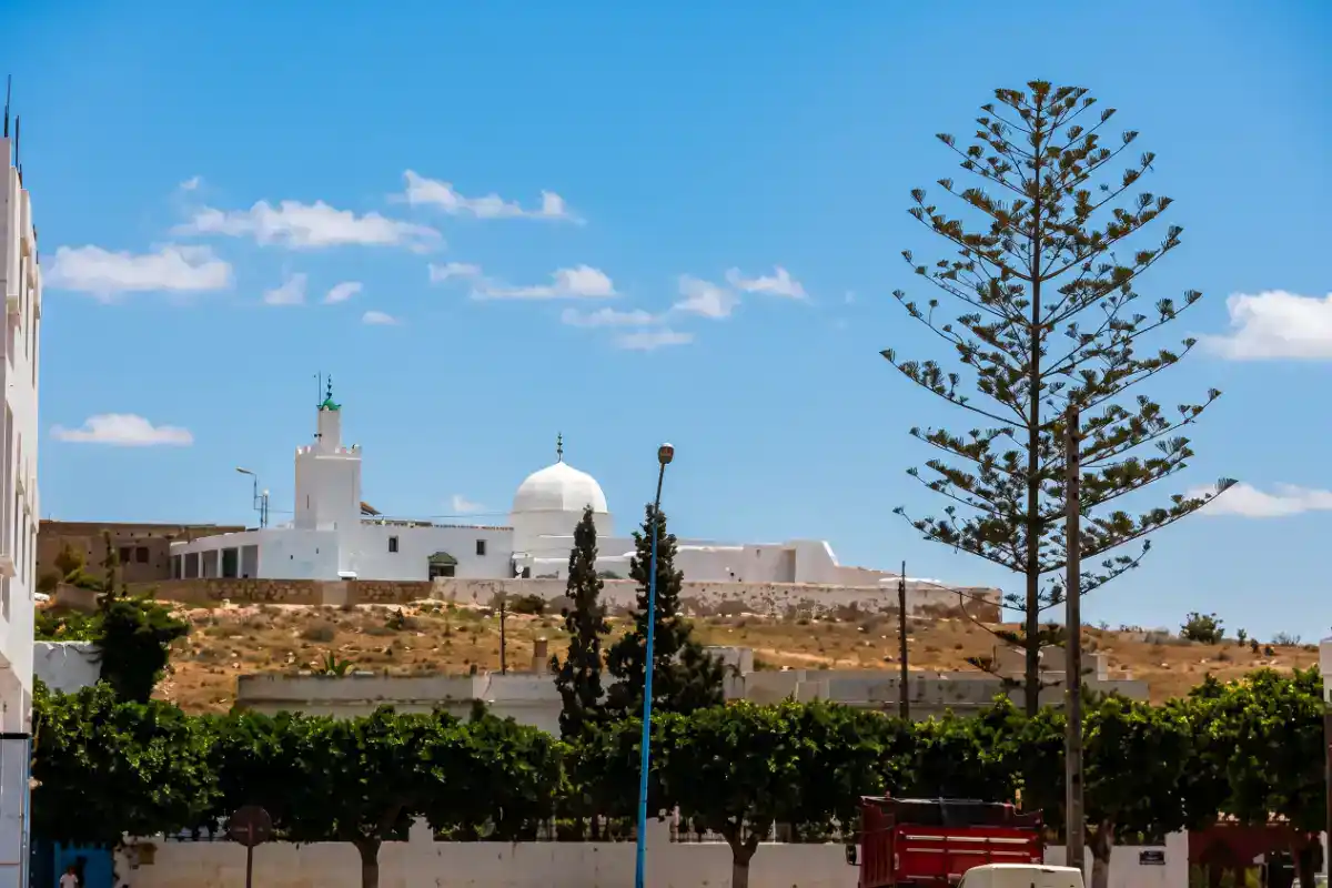 Vue du mausolée de Moulay Bouchaib Erradad à Azemmour, avec son architecture traditionnelle et son importance spirituelle dans la région des Doukkala.