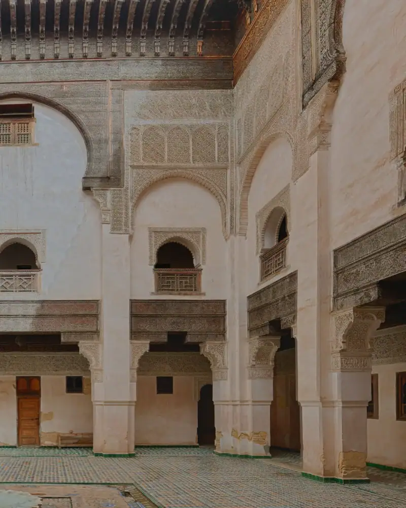 Médersa Al-Attarine - Chef-d'œuvre de Fès. Détails sculptés en plâtre et bois de cèdre dans la cour intérieure de la Médersa Al-Attarine à Fès.