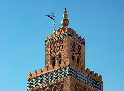 minaret-koutoubia-marrakech-maroc Minaret de la mosquée Koutoubia à Marrakech sous un ciel bleu clair.