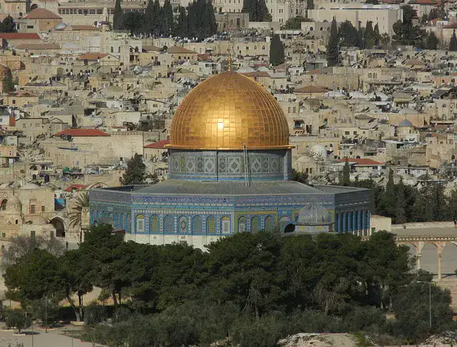 rwayne307-al-aqsa-mosque-196846_640 Vue du Dôme du Rocher (Qubbat al-Sakhra) sur l'esplanade des Mosquées à Jérusalem, montrant sa coupole dorée et ses façades de mosaïques bleues.