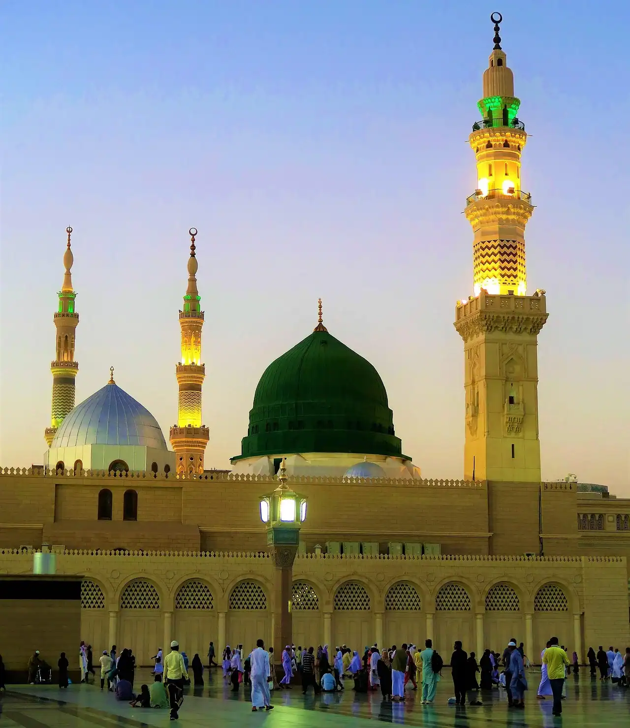 mosquee-du-prophete-dome-vert-medine Vue de la mosquée Al-Masjid an-Nabawi à Médine avec son Dôme Vert et ses minarets illuminés au crépuscule.