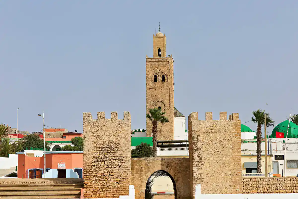 Vue des remparts et du minaret historique du sanctuaire de Moulay Abdellah Amghar à El Jadida, Maroc.