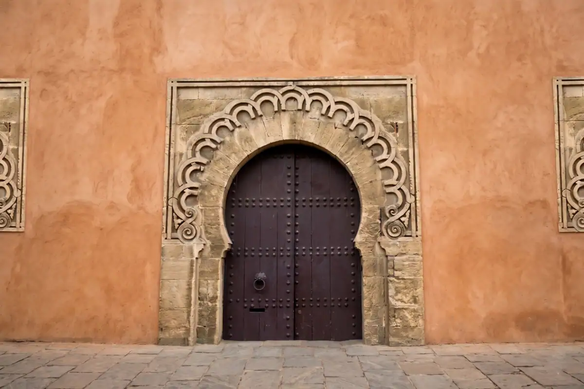 Couverture de la revue Mounia montrant une porte traditionnelle sculptée et l'inscription "Revue du Centre d'Études et de Recherches sur le Patrimoine Soufi de Marrakech".