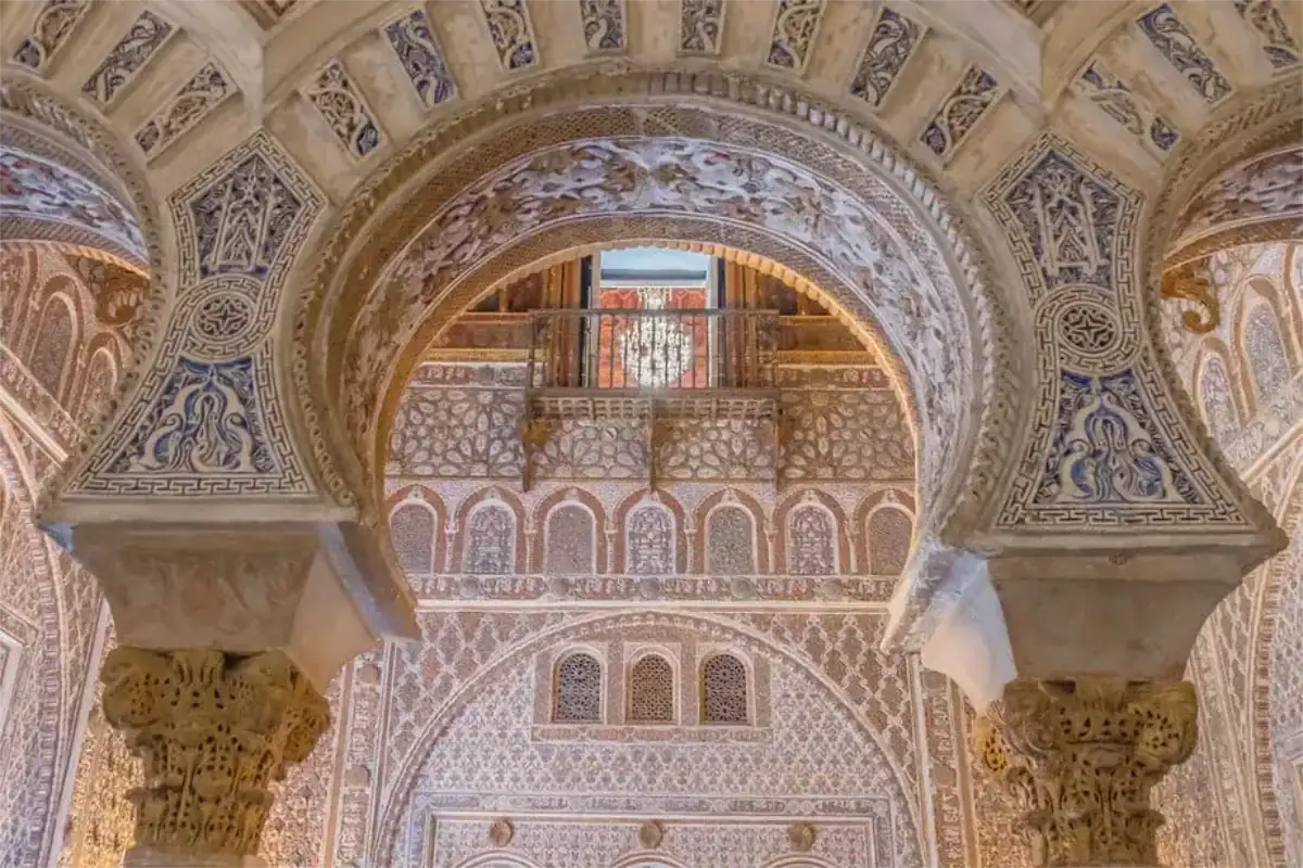 Détail d'arcs polylobés et piliers sculptés de style hispano-mauresque