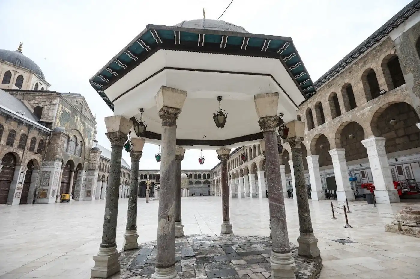 grande-mosquee-omeyyades-damas-cour-interieure Vue de la cour intérieure de la Grande Mosquée des Omeyyades à Damas montrant l'édicule central sur colonnes antiques et les arcades historiques.