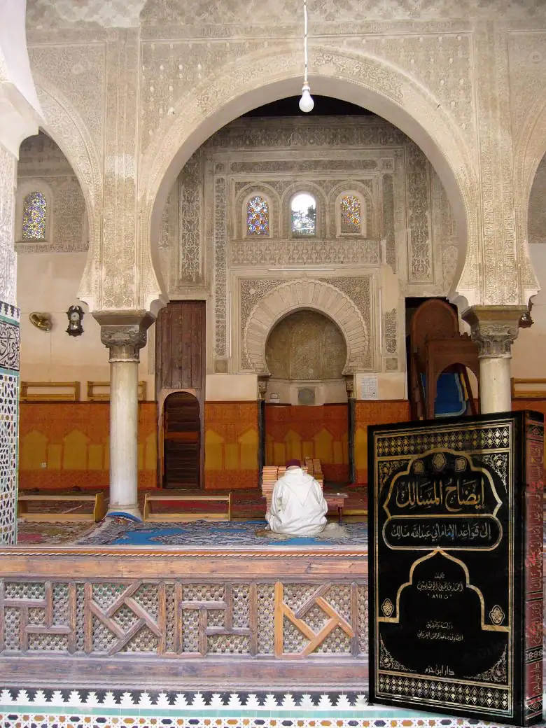 Homme en djellaba blanche priant dans la salle de prière de la mosquée Al Quaraouiyine à Fès, devant le mihrab, avec un livre de jurisprudence islamique en premier plan.