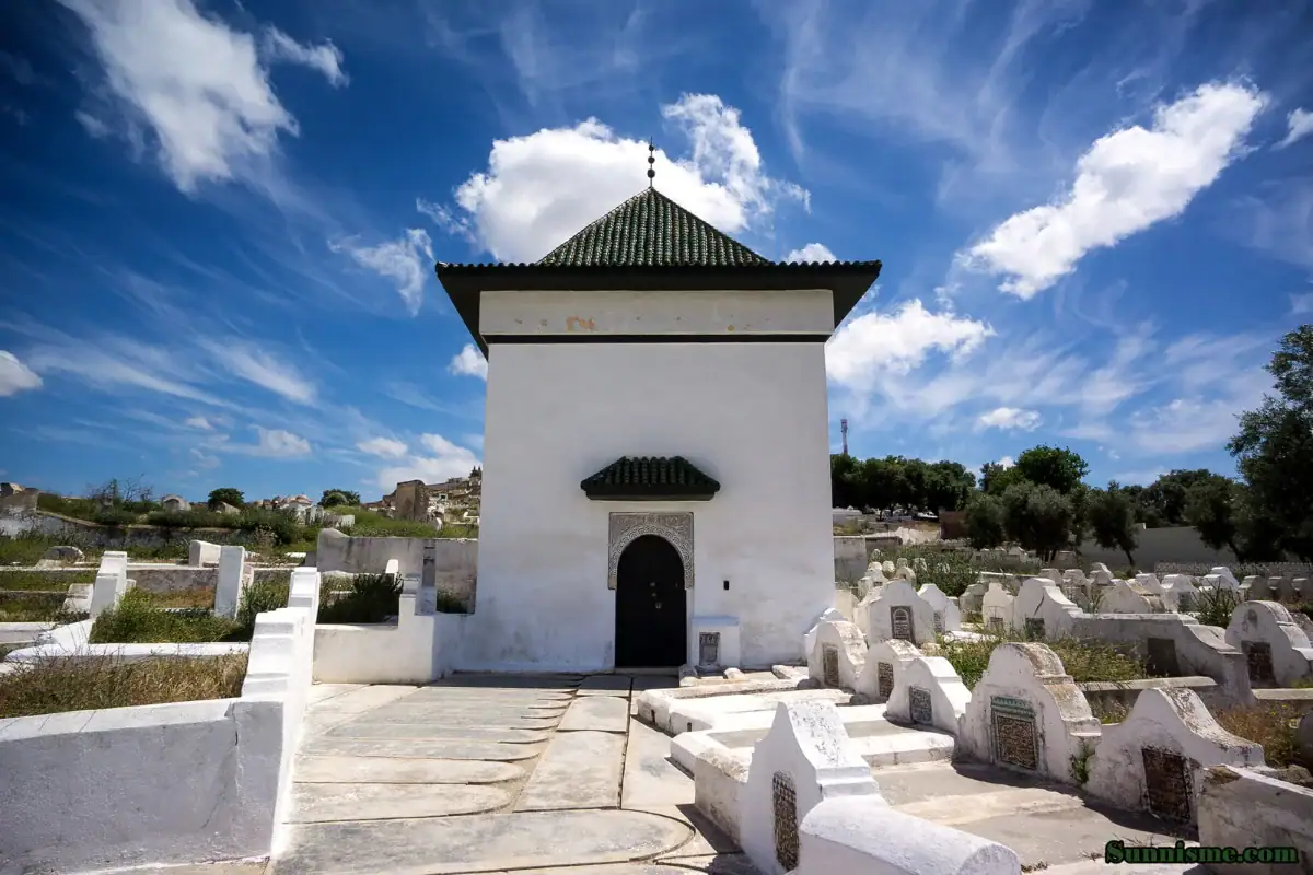 Mausolée de Sidi ‘Abd al-‘Aziz ad-Dabbagh – Fès La koubba blanche et le toit de tuiles vertes du mausolée de Sidi ‘Abd al-‘Aziz ad-Dabbagh dans le cimetière de Bab Ftouh à Fès.