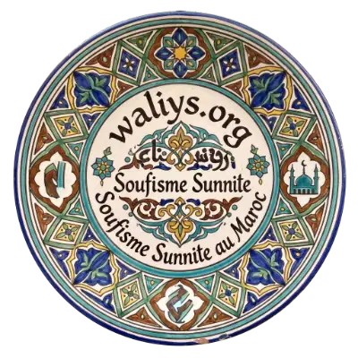 Le Soufisme Sunnite au Maroc : Histoire, Spiritualité et Identité Assiette en céramique de Fès avec motifs géométriques traditionnels, une icône de mosquée, des mains de Fatma (Khamsa), affichant les textes waliys.org et Soufisme Sunnite au Maroc.
