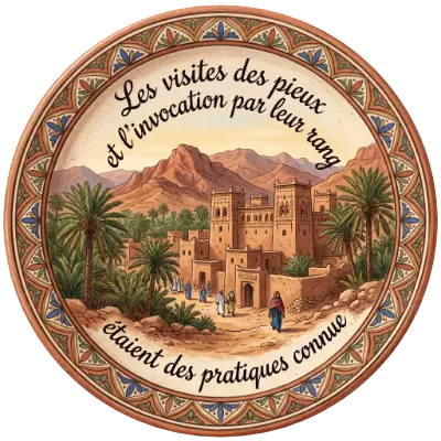 Assiette décorative en céramique affichant une illustration de kasbah en pisé dans une oasis avec palmiers, entourée du texte Les visites des pieux et l’invocation par leur rang étaient des pratiques connues.