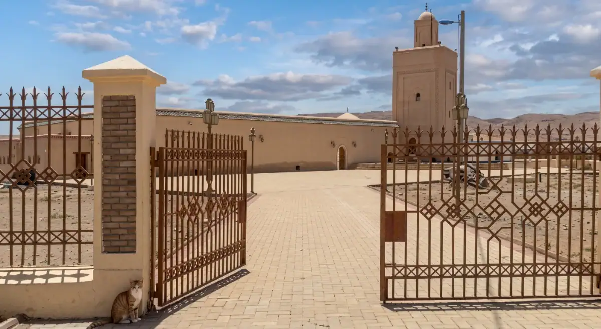 La Mosquée de Sidi Chiker : Sur les traces d’Oqba Ibn Nafi au Maghre la mosquée et le mausolée de Sidi Chiker, illustre compagnon du conquérant Oqba Ibn Nafi al-Fihri. Explorez ce joyau historique du Maghreb.