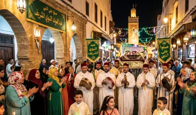 Procession d'Al Mawlid à Salé Procession nocturne des cierges lors de la fête de la dévotion Al Mawlid à Salé au Maroc, musiciens en habits traditionnels.
