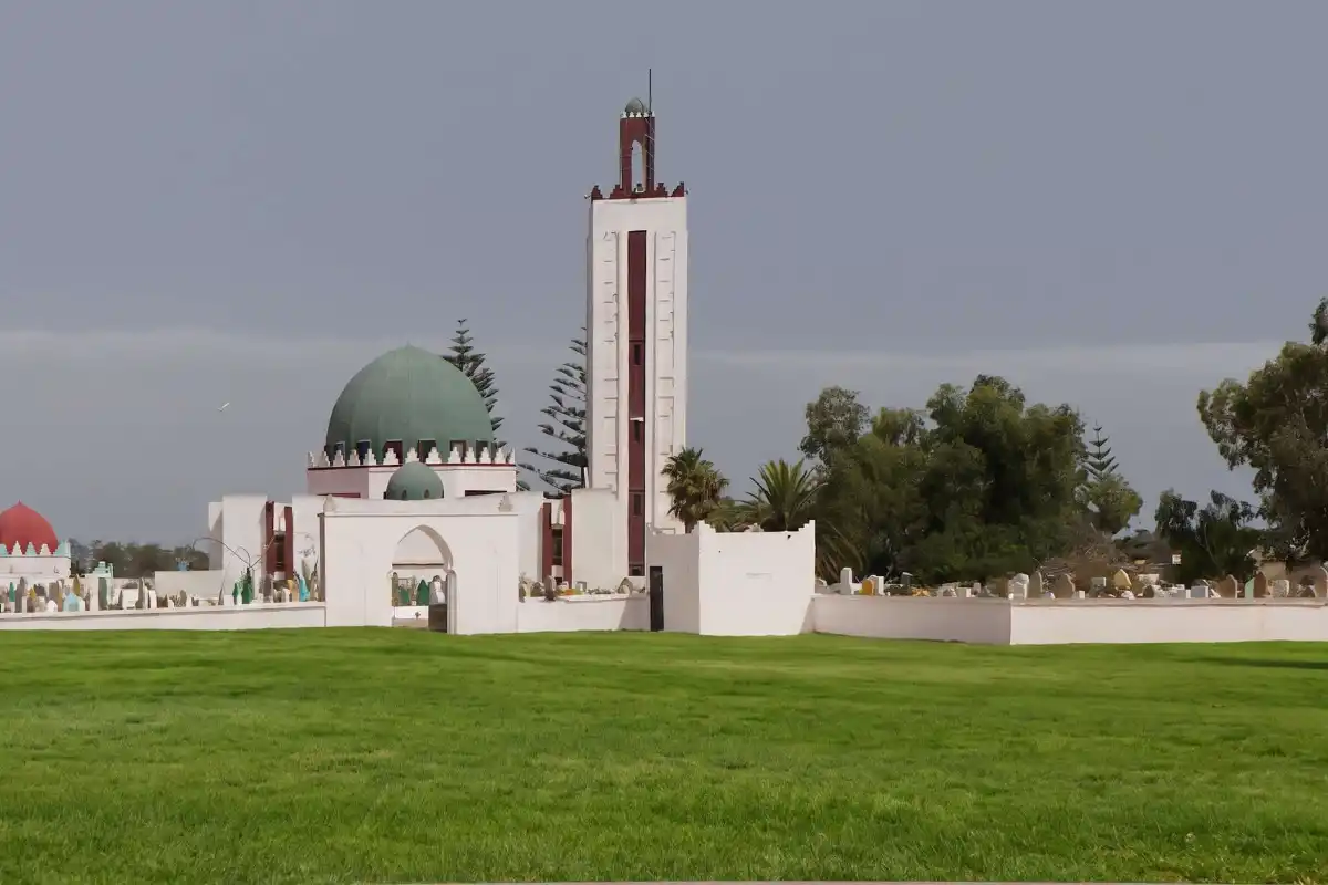 Mosquée Sidi Moussa à El Jadida : architecture et patrimoine Vue panoramique de la mosquée Sidi Moussa avec son minaret et son dôme vert à El Jadida, Maroc.